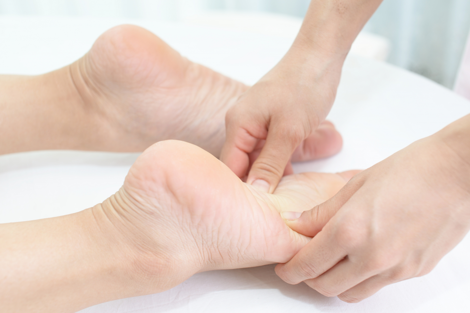 足首周りの長引く痛みについて解説！考えられる疾患と予防法
